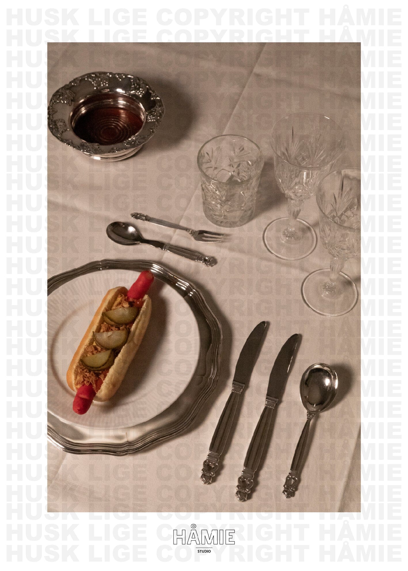Danish Dinner plakat – minimalistisk dansk design med en hotdog serveret på et elegant opdækket bord. Perfekt til køkkenet og madentusiaster.