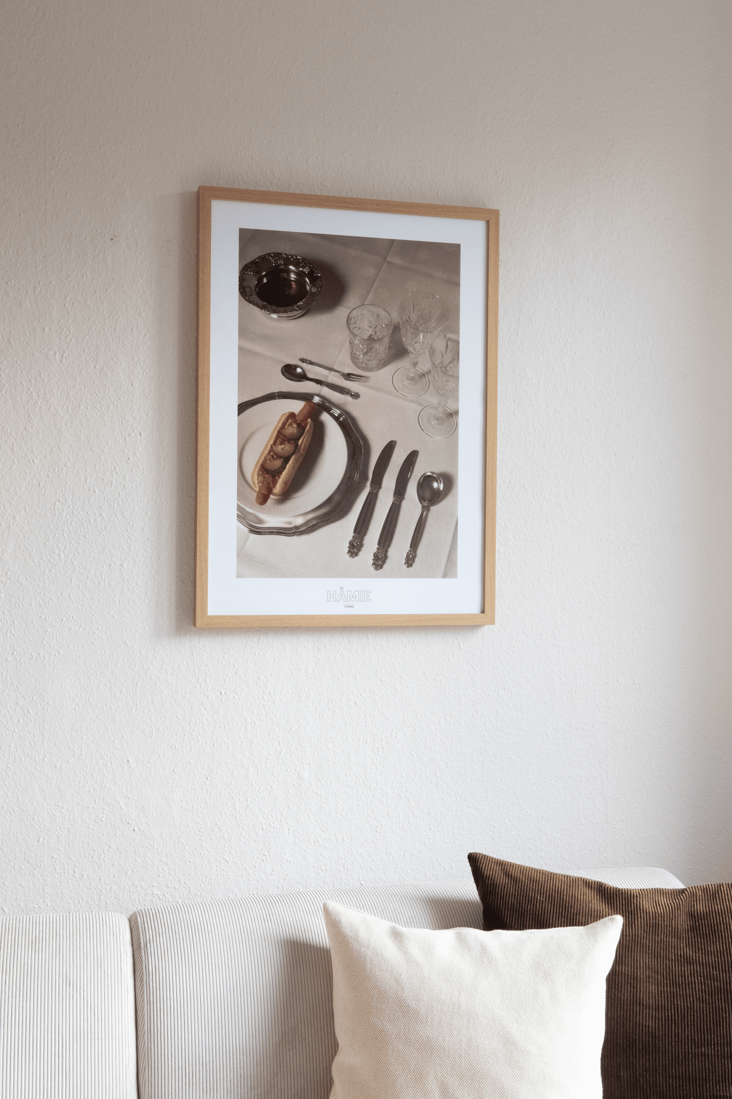 Danish Dinner plakat – minimalistisk dansk design med en hotdog serveret på et elegant opdækket bord. Perfekt til køkkenet og madentusiaster.