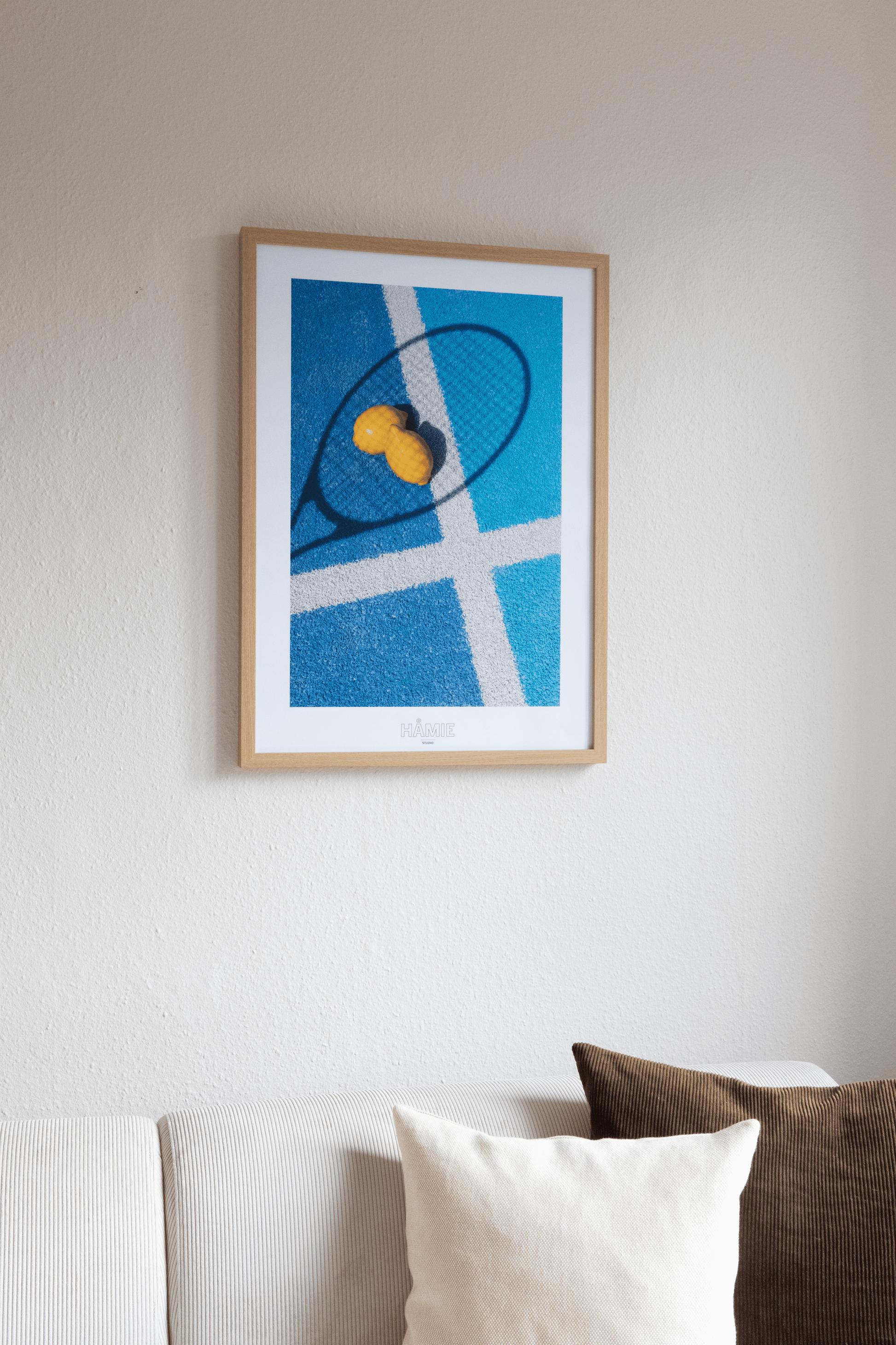 Lemon Tennis plakat – stilrent kunstværk med en tennisbold formet som en citron. Moderne og farverig vægdekoration, perfekt til sportselskere.
