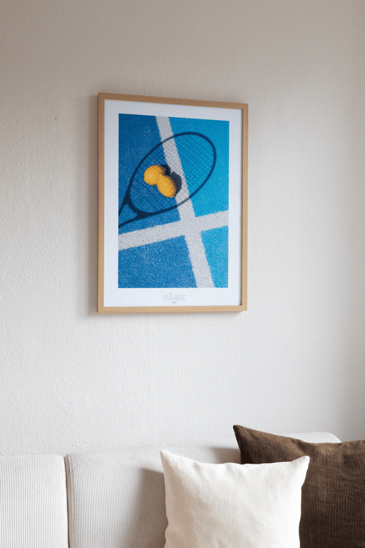 Lemon Tennis plakat – stilrent kunstværk med en tennisbold formet som en citron. Moderne og farverig vægdekoration, perfekt til sportselskere.