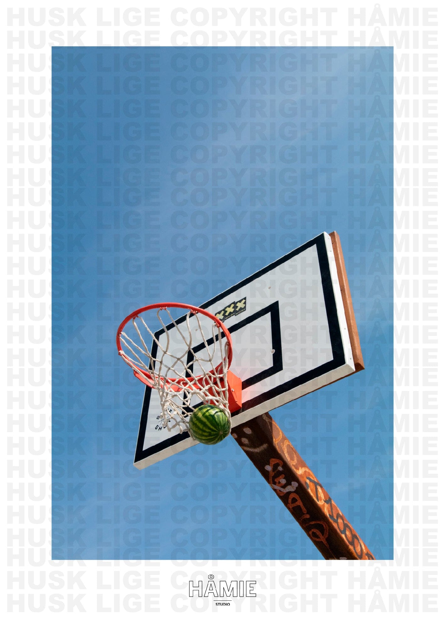 Waterball plakat – kunstnerisk basketball hoop med en vandballon i stedet for en bold. Moderne sportsplakat med urban æstetik.