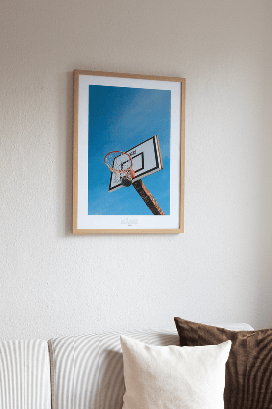 Waterball plakat – kunstnerisk basketball hoop med en vandballon i stedet for en bold. Moderne sportsplakat med urban æstetik.